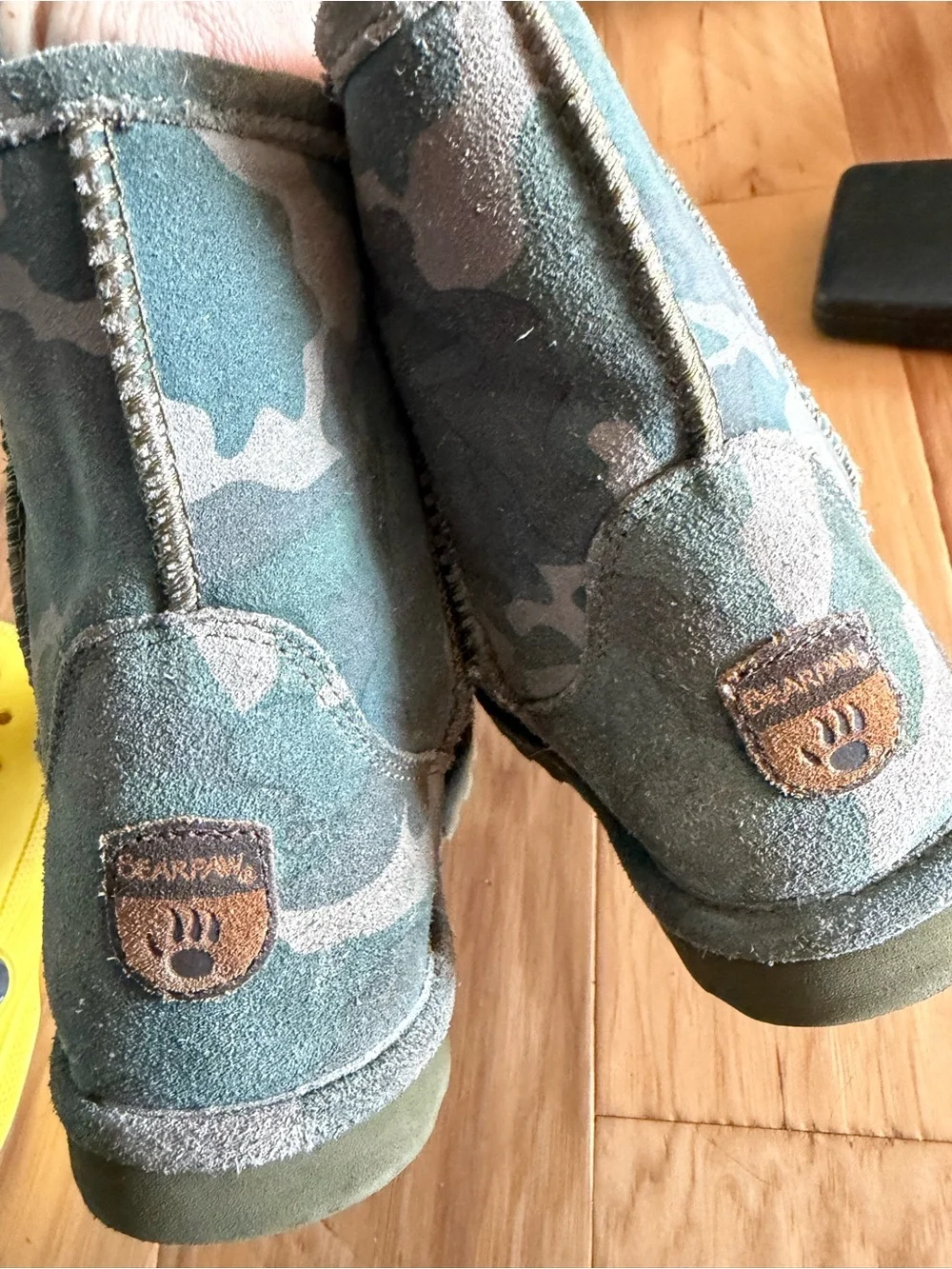 Bearpaw Kids Camo fleece Plush-Lined Boots in Green and Tan US 3 kids. GUC